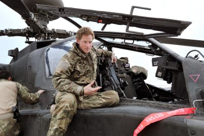 Prins Harry sitter på en Apache-stridshelikopter i Afghanistan 2012.