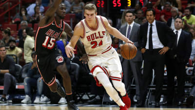Okaro White och Lauri Markkanen kämpar om bollen i NBA.