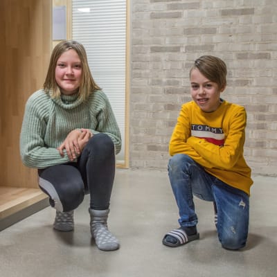 Victoria Mäkeläinen och Aron Skog på huk