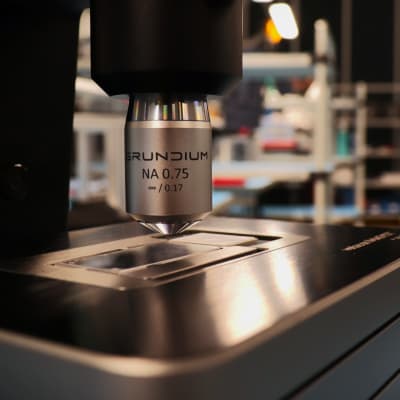 Kannettava digitaalinen mikroskooppiskanneri Grundiumin valmistuspaikassa Hervannassa.