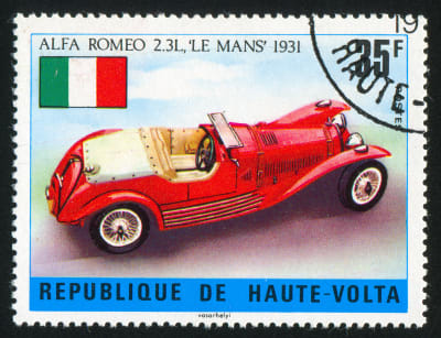 En alfa Romeo-sportbil på ett frimärke.