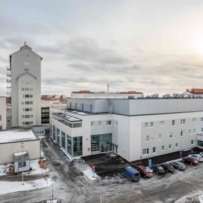 POhjois-Karjalan keskussairaalan uusin laajennus on valmistunut vanhan päärakennksen yhteteen..