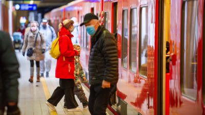 Resenärer med munskydd på metrostation.