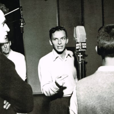 Frank Sinatra levytysstudiossa 1950-luvulla. Kuva dokumenttielokuvasta Sinatra: All or Nothing at All.