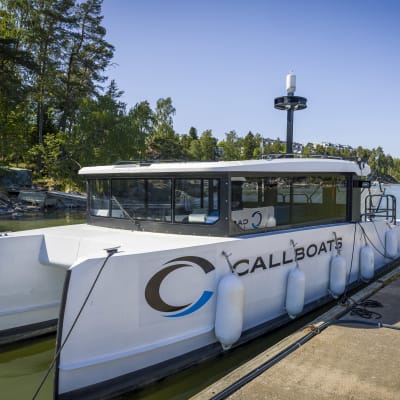 Aurinkosähköllä kulkevea Callboat Reposaaren laiturissa Helsingissä