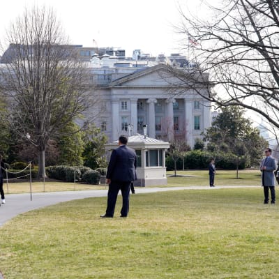 USA:s presidentpar på gräsmattan utanför Vita huset.