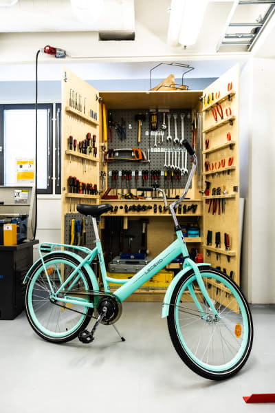 Cykel av traditionell modell står framför ett öppet verktygsskåp