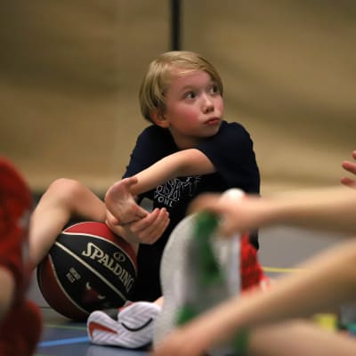 Jasper Turtiainen lasten koripallokoulussa Savonlinnassa