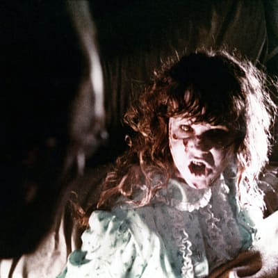 Nuoren tytön kasvot ovat hirviömäisen näköiset. Kuvassa näyttelijä Linda Blair Manaaja-elokuvassa (1973).