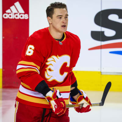 Nikita Zadorov värmer upp i Calgary Flames-tröja.