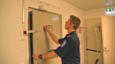 Freddie Cederlund låser dörren till en cell.