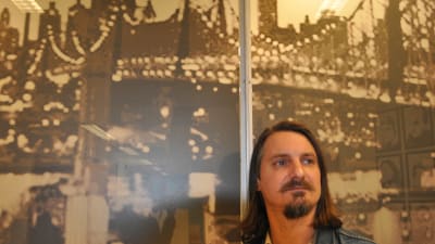 Robin Pahlman är en rockmusiker från Pargas som för tillfället bor i New York.
