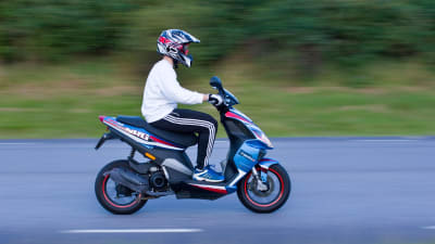 Pojke kör fort med moped