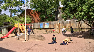 Barn som leker på eftisgården.