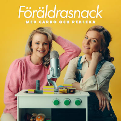 Carro och Rebecka sitter bakom en leksaksugn mot en gul bakgrund och ser in i kameran.