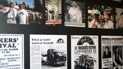 Omklädningsrum i Shell-servciestation. Väggen är prydd med affischer från Truckers festival i Karis.