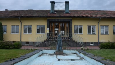 Den tomma fontänen framför Karis stadshus.