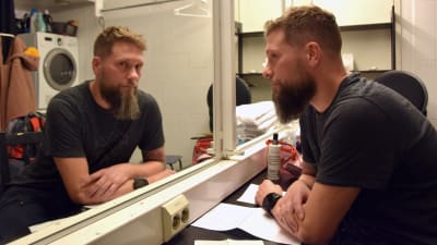Magnus Betnér framför en spegel.