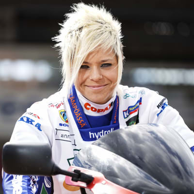 Alexander Saloranta (här fortfarande Paula Saloranta) på sin motorcykel.