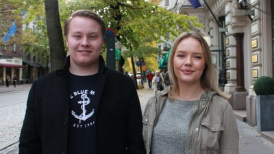 Ålänningarna Emil Rönnberg och Emma Lindvall tittar in i kameran. Ungdomarna står i centrala Helsingfors. 