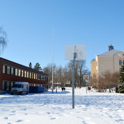 Lovisanejdens högstadium och Lovisa gymnasium.