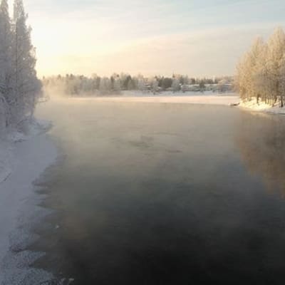 Höyryävää talvista Kokemäenjokea Sastamalassa 