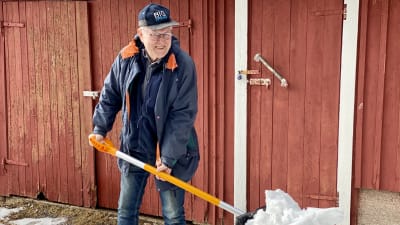 Man skottar snö.