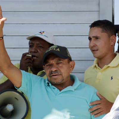 Luis Diazin isä hänen vapauttamisensa jälkeen ihmisten ympäröimänä.