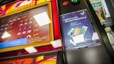 Veikkauksen peliautomaatteja Kuopissa. Ennen pelaamista pelaajan pitää tunnistautua.