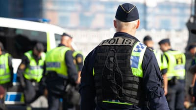 Ruotsalainen poliisi Tukholmassa.