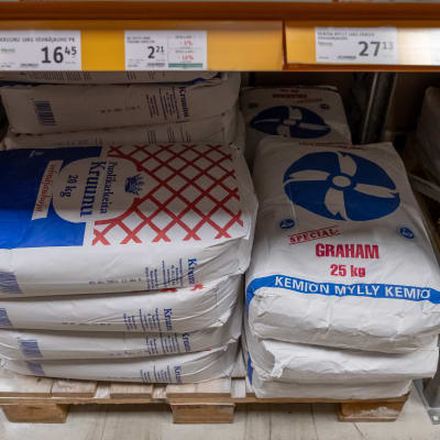 Isoja elintarvikepakkauksia Heinon tukussa Vantaalla.