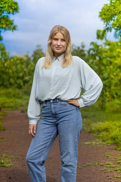 Rosa Kettumäki juontaa sarjan Verta, hikeä ja luksusta. 