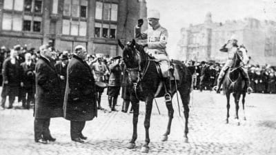 Borgmästare von Haartman tar emot Mannerheimin i segerparaden 16.5.1918 i Helsingfors.