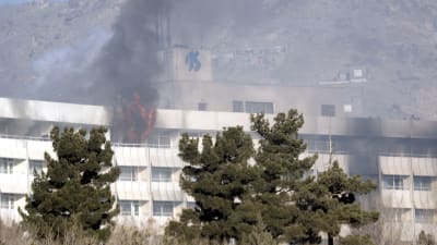 Delar av hotellet som ligger på en kulle, brann ännu på söndag morgon 