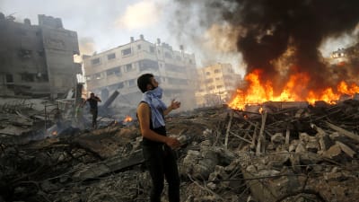 palestinsk man bland bråte i gaza