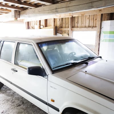 Valkoinen farmarimallinen Volvo odottaa varsinaissuomalaisessa varastossa.