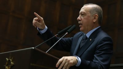 Recep Tayyip Erdogan talar till parlamentet.