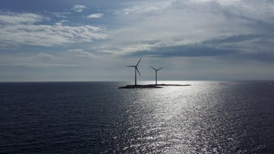 Två vindkraftverk på Lilla Båtskär, Åland.
