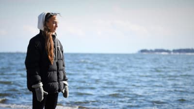 Fotbollsspelaren Linda Nyman blickar ut mot havet.