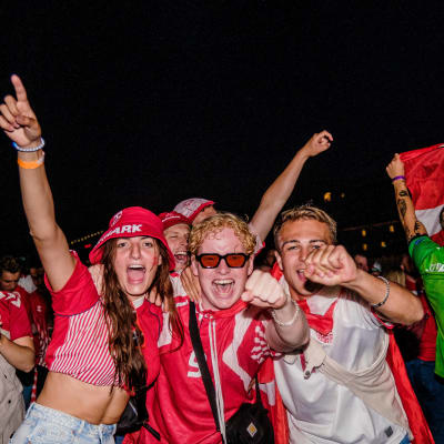 Danska ungdomar firar i danska färger, röd och vit, under EM.
