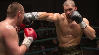 Viktor Drago knockar en motståndare i ringen.