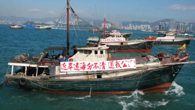 Två fiskebåtar utanför Hongkong