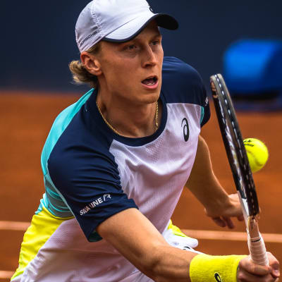 Emil Ruusuvuori spelar tennis.