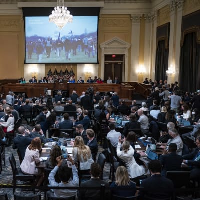 Kongressledamöterna och tv-publiken fick också se en del nytt videomaterial på stormningen av Capitolium. 