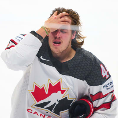 Kanadan Maxime Comtois jääkiekon MM-turnauksen ottelussa.