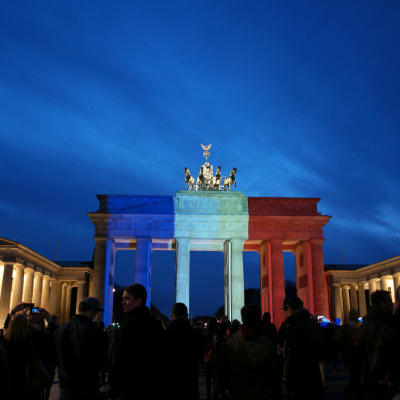 Brandenbruger Tor i Berlin dagen efter terrordåden i Paris.
