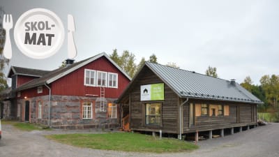 Ladugård med tillbyggnad.