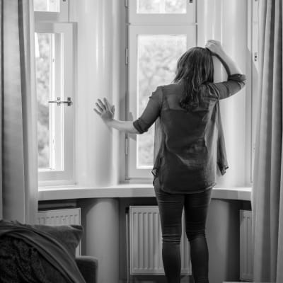 Lavastettu ihmiskaupan uhri eli seksityöläinen hotellihuoneessa, Helsinki, 24.7.2020.