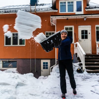 Marie Lindström skottar snö.