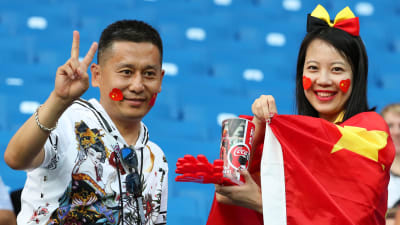 Kinesiska supportrar inför matchen Belgien–Japan.